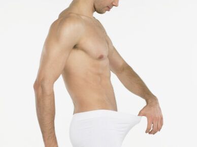 Um homem quer aumentar seu pênis sozinho